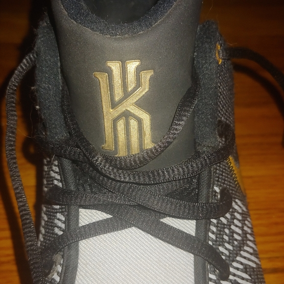 Kyrie Flytrap 2 'Black Gold'
 Size 10.5 - Picture 8 of 9